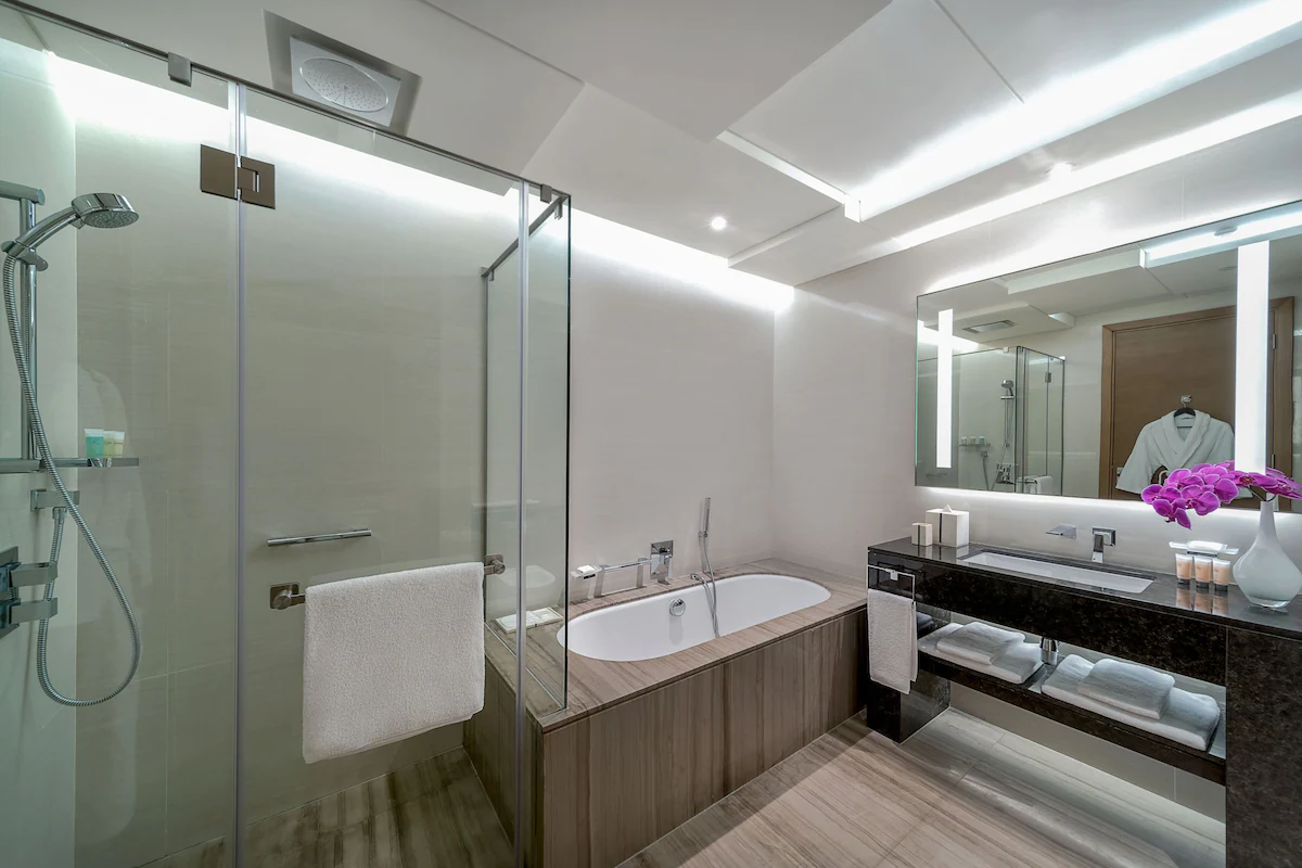 سرویس بهداشتی و حمام هتل هایت رجنسی دبی کریک هایتس